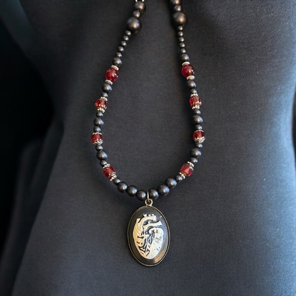 Hand crafted anatomical heart faux pearl necklace - Picture 2 of 9